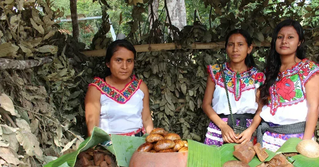 Jóvenes aprendiendo una lengua indígena en una escuela oaxaqueña