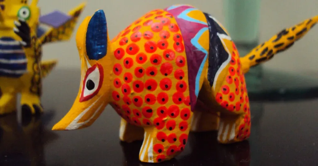Detalle de pintura colorida sobre un alebrije oaxaqueño