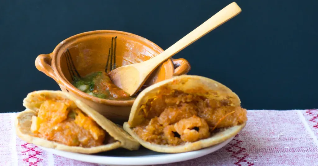Gastronomía típica de la costa oaxaqueña con mariscos frescos