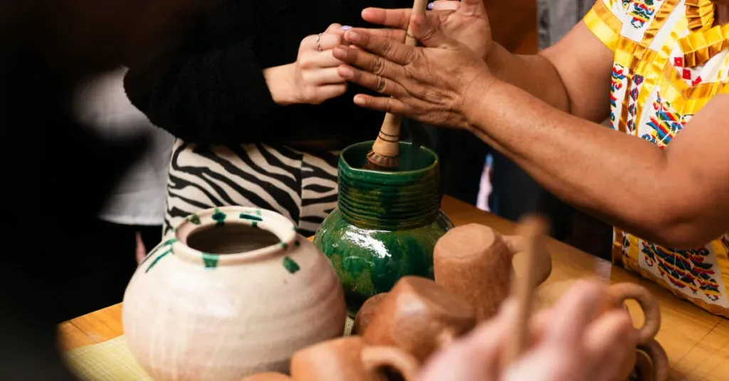 Mercado oaxaqueño con productos locales y sabores únicos