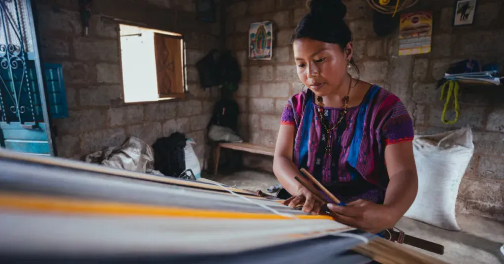 Textiles coloridos con patrones geométricos zapotecas de Oaxaca