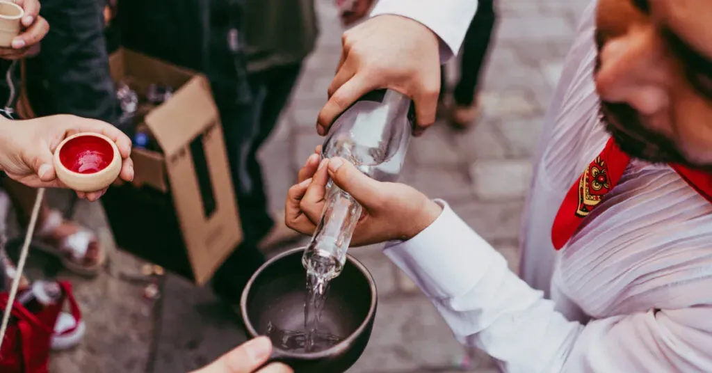 Brindis con mezcal durante una festividad tradicional en Oaxaca