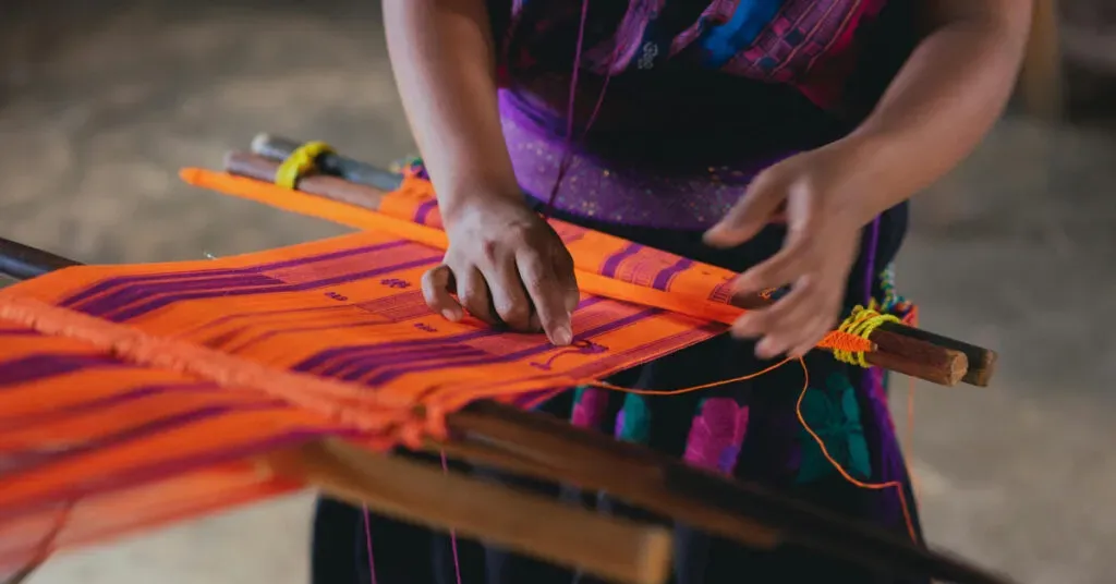 Artesana oaxaqueña tejiendo en telar de cintura tradicional