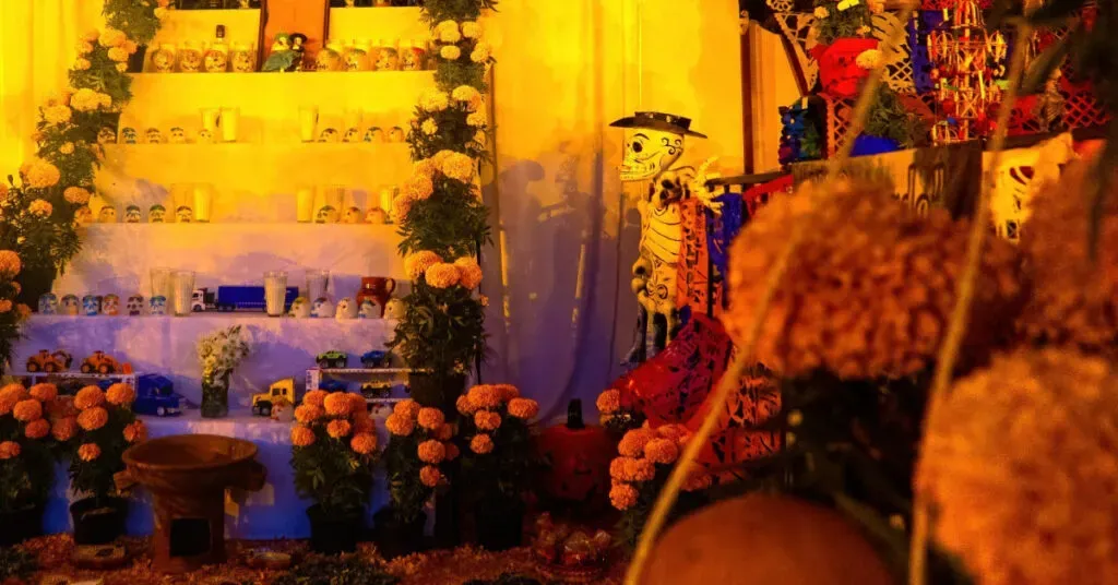 Tapetes de arena y flores de cempasúchil para Día de Muertos