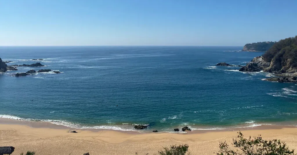 Playa de aguas cristalinas en las Bahías de Huatulco, Oaxaca