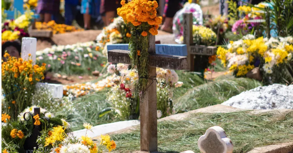 Vigilia con velas en un cementerio de Oaxaca en Día de Muertos