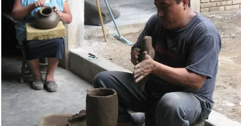 Artesano zapoteca moldeando barro negro en San Bartolo Coyotepec