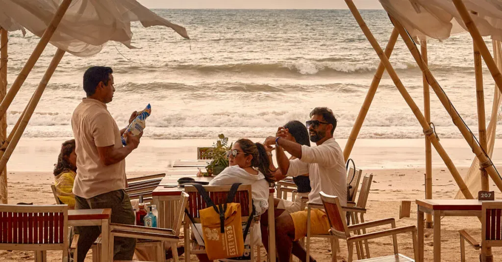 Gastronomía oaxaqueña servida en una palapa junto al mar en Huatulco