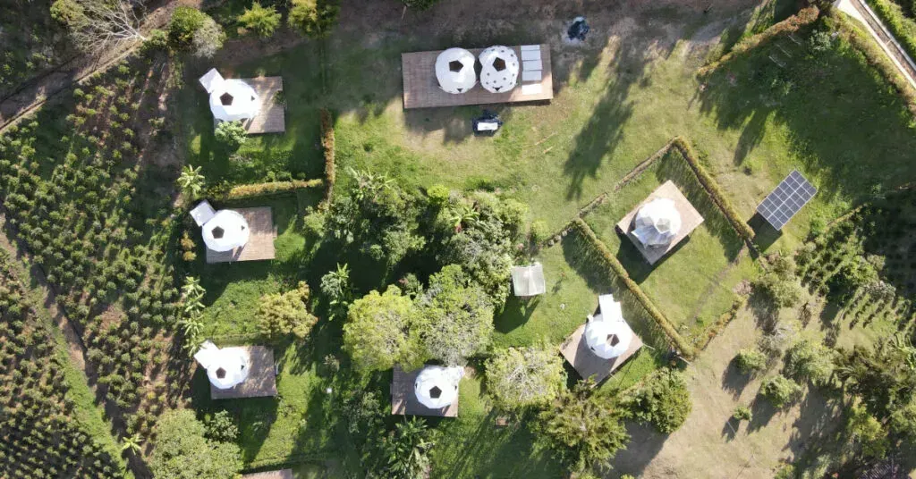 Paneles solares en un eco-hotel sustentable en Oaxaca