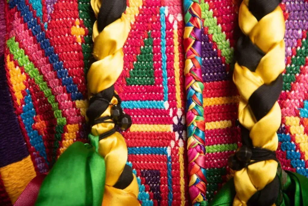 Textil colorido tradicional usado en las danzas de la Guelaguetza