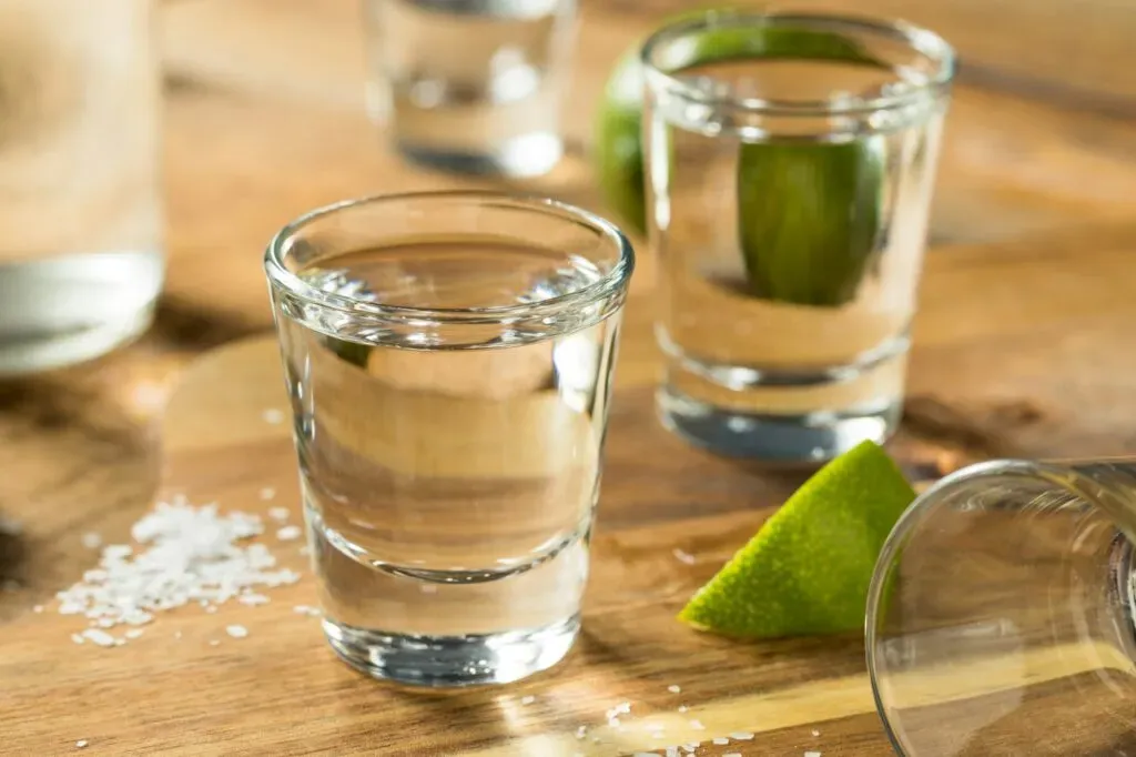 Caballitos de mezcal listos para degustar en una ceremonia oaxaqueña