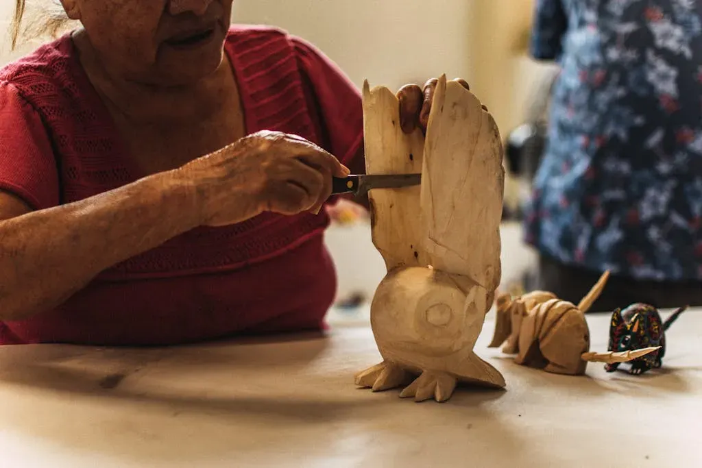 Artesano trabajando en la pintura de un alebrije.