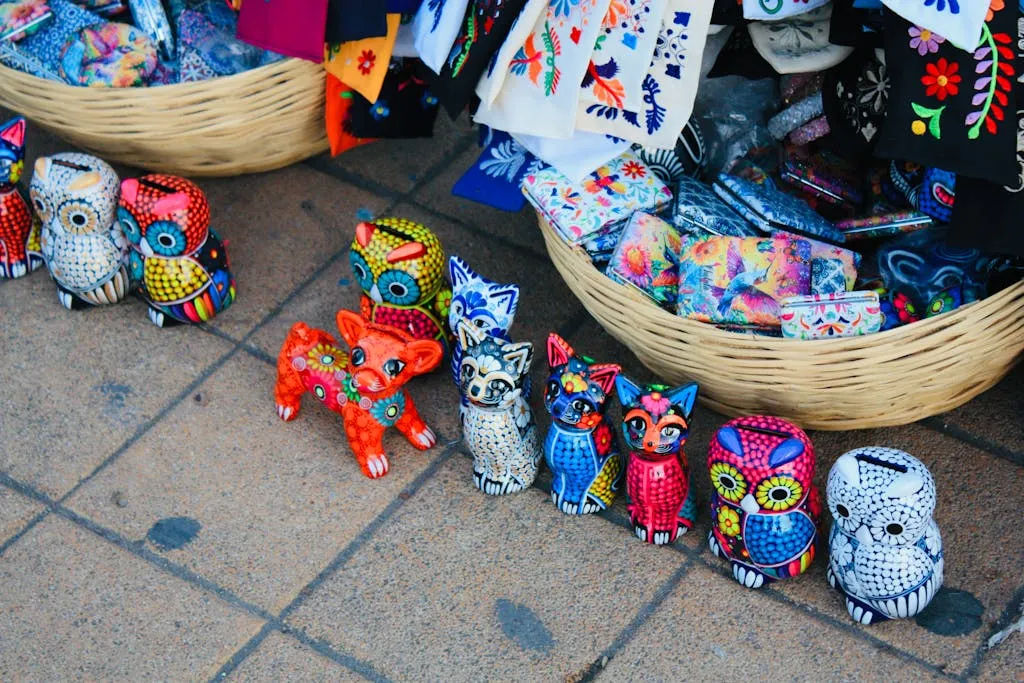Imagen de dos alebrijes de tamaño monumental.