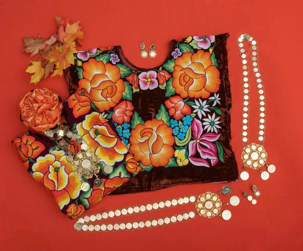 Pareja con vestimenta tradicional mexicana en festividad oaxaqueña