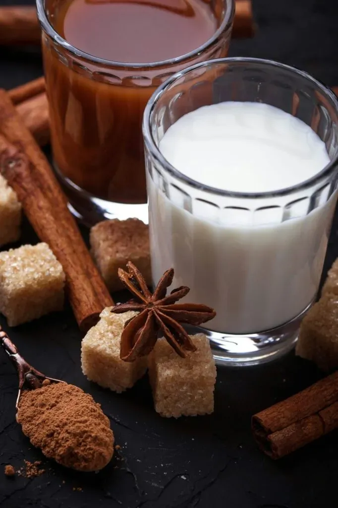Ingredientes del dulce de leche oaxaqueño: leche, azúcar y canela