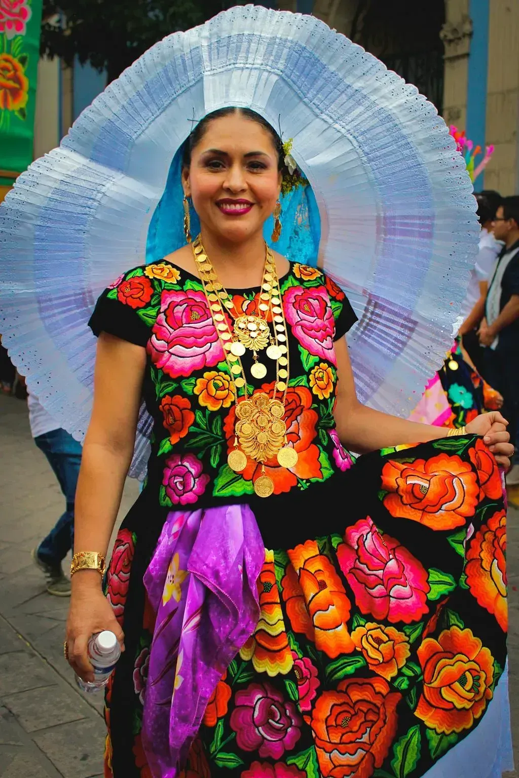 Fiesta de las velas mujer usando traje típico