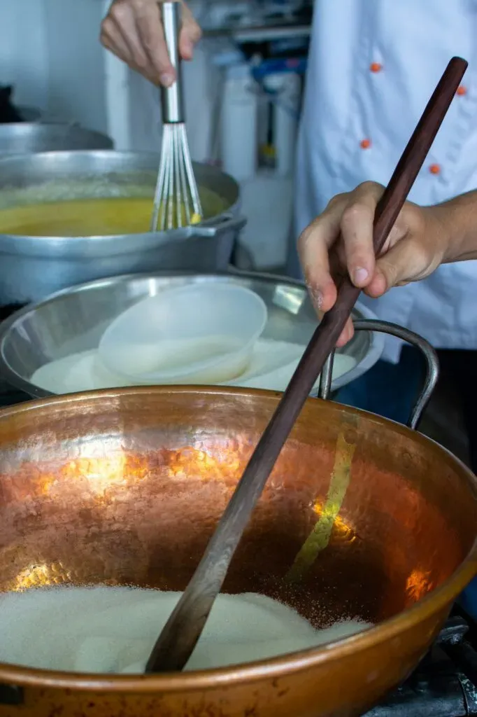 Preparación artesanal de jamoncillo oaxaqueño con leche y azúcar