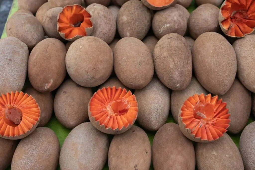 Fruta de mamey entera y rebanada en un mercado de Oaxaca