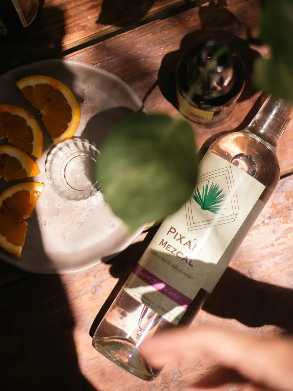 Mezcal con naranjas como parte de la guía turística por Oaxaca.