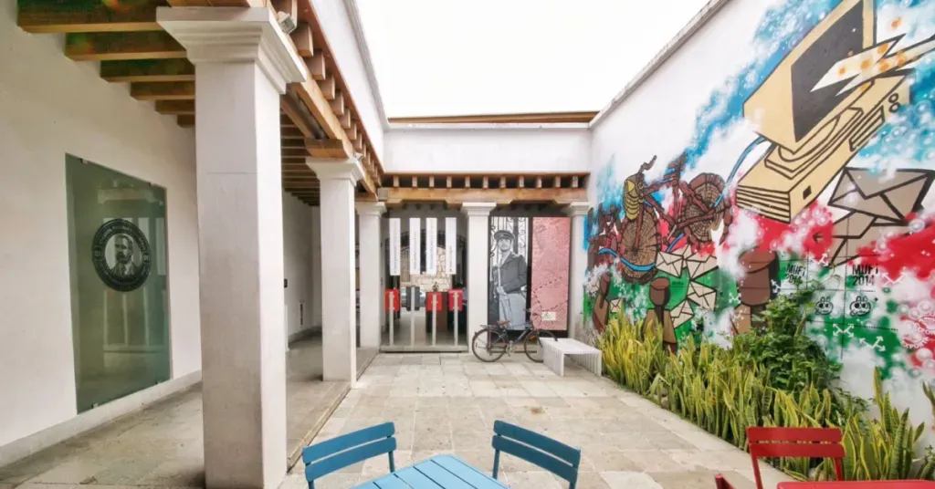 Placa que se encuentra afuera del museo Casa de Juárez