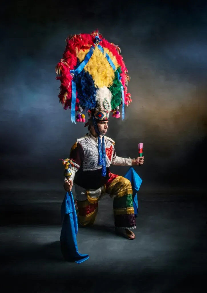 Danzante con penacho de plumas en la Guelaguetza de Oaxaca