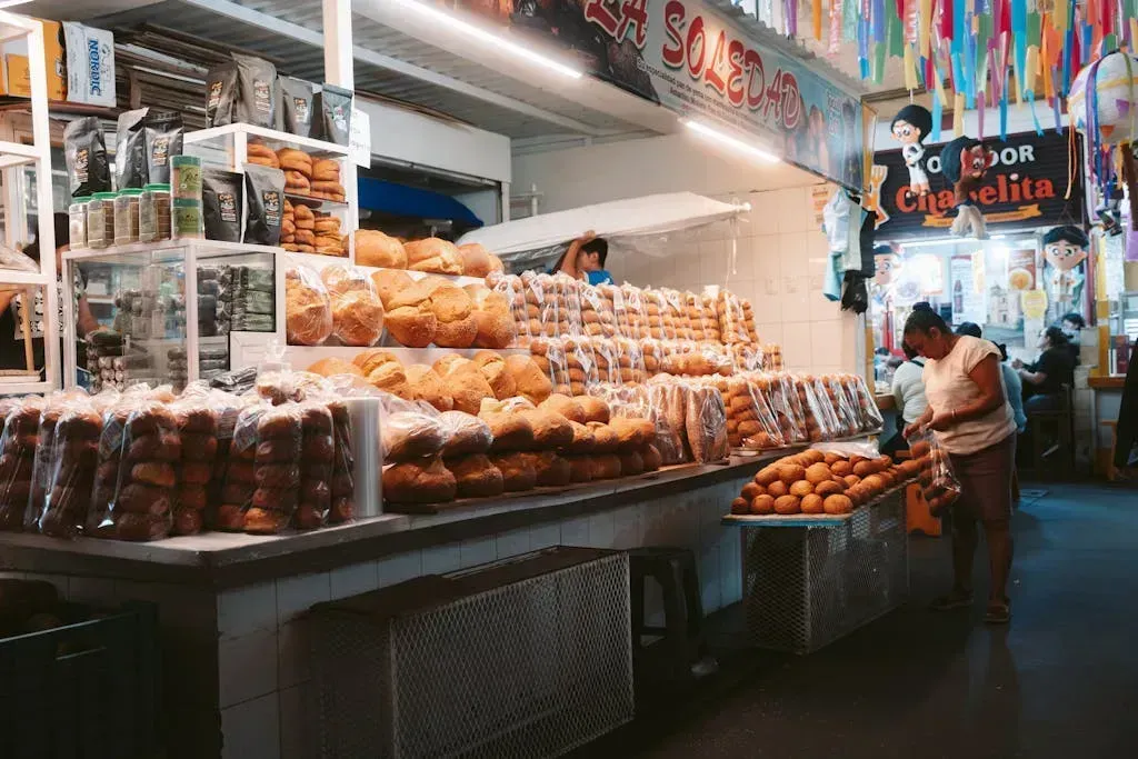 Imagen de personas comprando en mercado