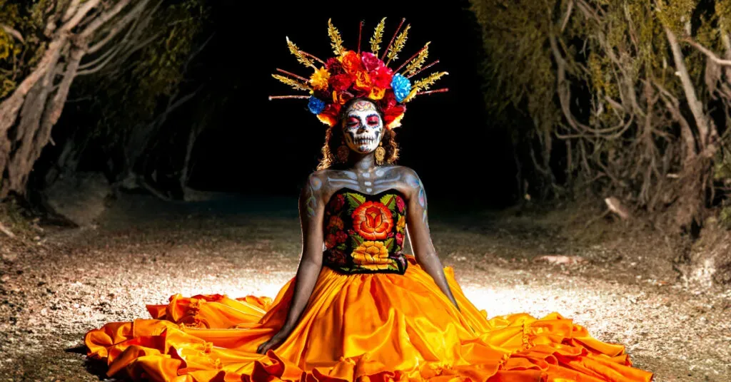 Celebración de Día de Muertos con altares coloridos en Oaxaca